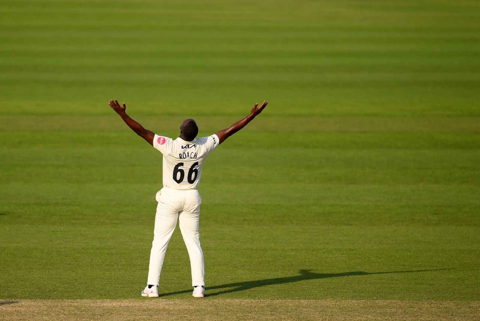 Roach and Smith put Surrey on brink of victory