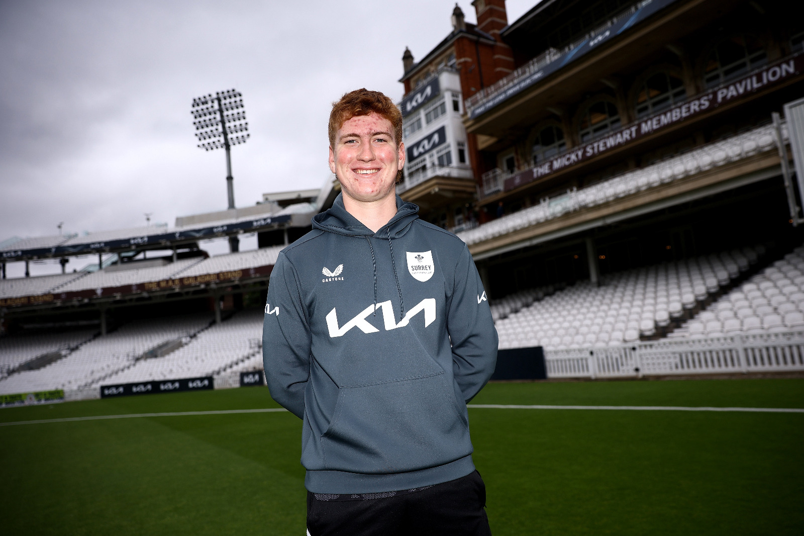 Ollie Sykes signs rookie contract with Surrey